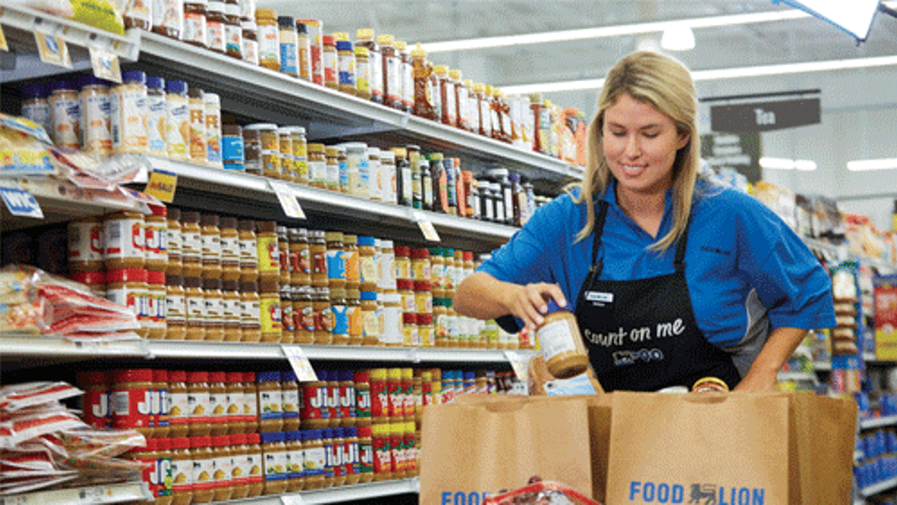 Food Lion employee bagging groceries