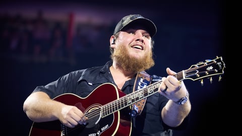 Luke-combs-with-guitar