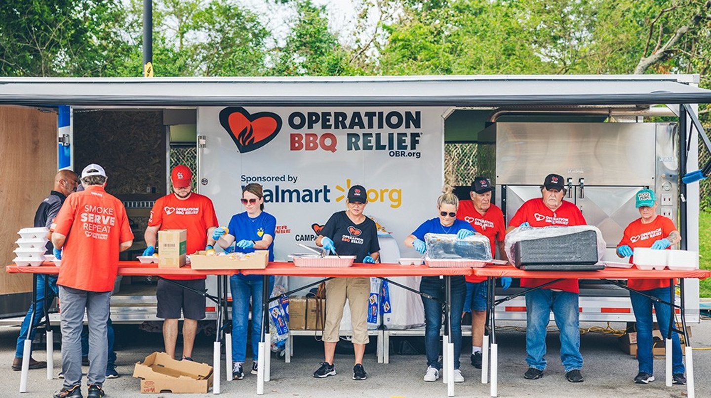 Walmart-Sam-disaster-relief-people-serving-food