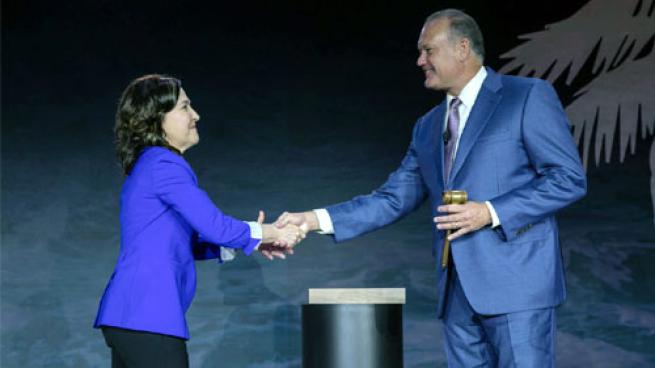 Brian Nightengale receives gavel from Colleen Lindholz